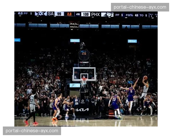 现场：马刺文班亚马后场封盖，球未落地已被前锋琼斯带至前场得分